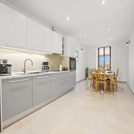 In With Pool & Jacuzzi Apartament