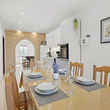 Apartament In With Pool & Jacuzzi Vodnjan