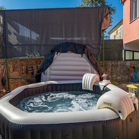 In With Pool & Jacuzzi Apartament Vodnjan