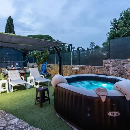 In With Pool & Jacuzzi Vodnjan