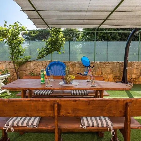 In With Pool & Jacuzzi וודניאן