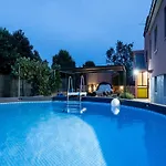 In With Pool & Jacuzzi